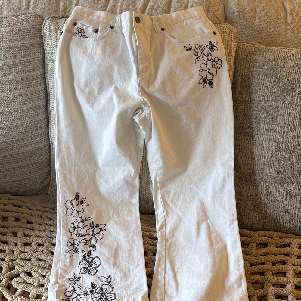 Jones studio Elegant White Floral Embroidered short Jeans like new